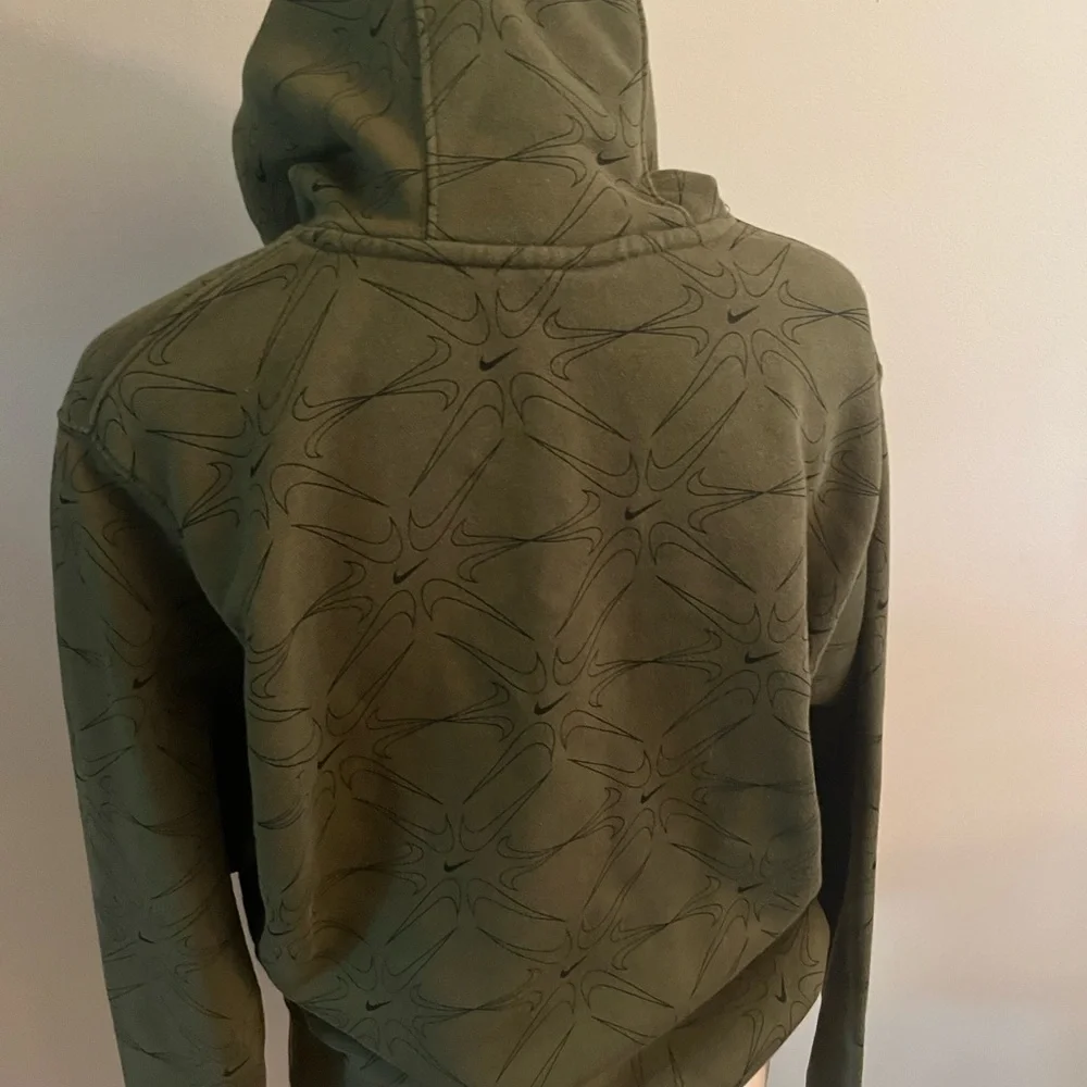 Nike Club Center Swoosh Hoodie AOP All Over Logo Olive Green Small DM7930-326 - Picture 4 of 6
